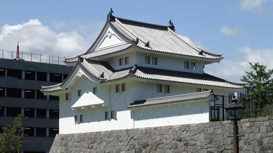 徳川家康の画期的な着眼か 四方正面 八棟造り は平城の 求心性の自己表現 にもなる 城の再発見 天守が建てられた本当の理由